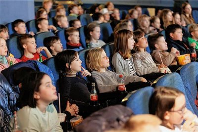 Ein Vorgeschmack auf Fabulix: Die 120 Mädchen und Jungen aus den vierten Klassen der städtischen Horteinrichtungen waren zur Pressekonferenz im Gloria-Filmpalast schon sichtlich verzaubert. 