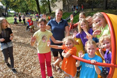 Kinder der Kita „Brummkreisel“ und vom Hort der Silbermannschule haben den neuen Spielplatz bereits getestet.