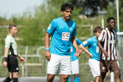 Amadeus Zamora Gonzalez im himmelblauen Trikot des Chemnitzer FC.