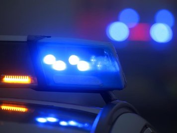            Ein Blaulicht leuchtet an einer Polizeistreife.