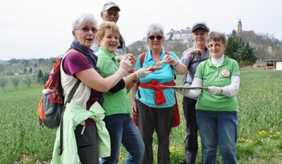 Der Wanderlatsch-Verein aus Leubsdorf bekam die 1000 Euro Preisgeld für die Idee, Wanderungen kind- und jugendgerecht zu gestalten. So gibt es Märchenwanderungen für die Kleinsten, Nachwanderungen für die Mutigen und Themenwanderungen mit Handy-App für die digital-begeisterten Jugendlichen. Der Wanderverein wurde 2003 von sieben Mitgliedern gegründet, mittlerweile gehen 36 Mitglieder regelmäßig auf Tour.