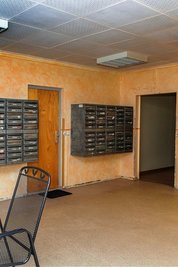 Einer der alten Fahrstuhl-Flure mit der alten Briefkastenanlage.