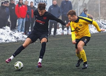 Maxim Schlaeger (links) traf für Meerane in der Nachspielzeit - doch das war gegen Auerbach zu wenig. 