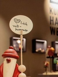 Der Messestand von Björn Köhler ist liebevoll mit Weihnachtsmannfiguren dekoriert. 