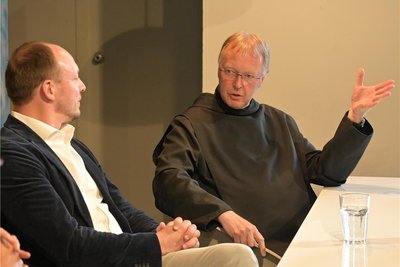 Stollbergs Pater Raphael Bahrs sprach davon, dass auch im alten Testament gegendert wird, Dialog wichtig sei, es daher mit dem Oberbürgermeister und ihm ein Bürgergespräch gibt.