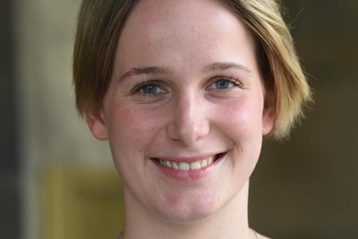 Stadträtin Carolin Juler (Linke) half mit Wasser aus einem der Trinkwasserbrunnen einer älteren Frau, der Hitze arg zu schaffen machte.