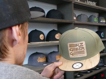 So sehen die Basecaps aus, die Dominic Heiße für seine Kunden individuell gestaltet. 
