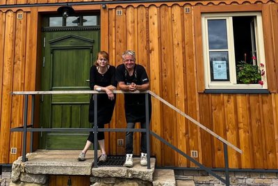 Gastwirt Petr Holeček und Gastwirtin Alena Sosnova, Vertreterin des Miteigentümers Michal Kratochvil.