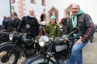 Danielle Gehre, Ronny Kieswetter und ihre Tochter Lena, die am Samstag ihren zehnten Geburtstag feierte, gehörten zu den Teilnehmern der Schlösser- und Burgenfahrt.