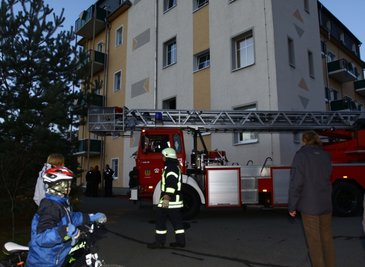 In diesem Mehrfamilienhaus, einer ehemaligen Strumpffabrik im Oberdorf von Weißbach, war am Freitagnachmittag gegen 15 Uhr der Brand in einer Wohnung im ersten Stock ausgebrochen.