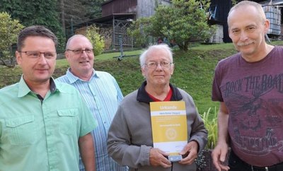 Hans-Reiner Wiegand (3. v. l.) erhielt die Goldene Ehrennadel des Skiverbands Sachsen. Übergeben wurde sie in kleiner Runde mit Steffen Schürer, Volker Schmidt und Olaf Plänitz (v. l.) vom Bockauer Skiverein. 