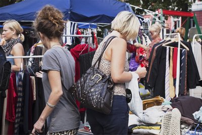Am Sonntag können Schnäppchenjäger ihr Glück auf dem Messegelände beim Lady-Fashion- und Hosenscheißer-Flohmarkt versuchen.
