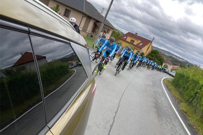 Der hintere Teil des Peletons auf dem Weg von Nepomuk nach Plzen.