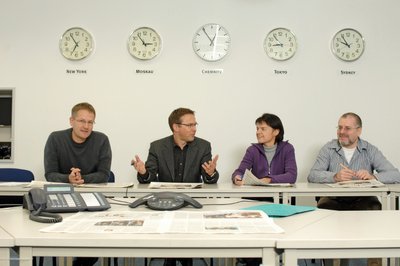 In den Redaktionskonferenzen, die mehrfach täglich stattfinden, werden die einzelnen Ressorts untereinander abgestimmt.