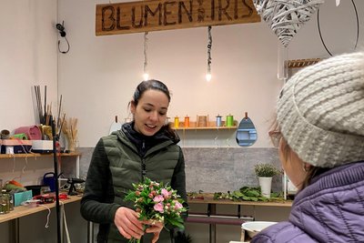 „So ein Einbruch verunsichert einen schon.“ Stephanie Holland von Blumen Iris an der Reichenbacher Bahnhofstraße wird auch von der Kundschaft immer wieder auf den Einbruch ins Geschäft angesprochen. Die Videokamera (im Foto oben links) setzten die Einbrecher außer Gefecht.