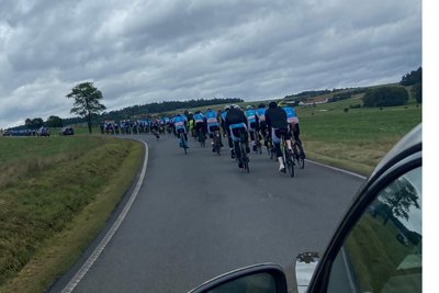 Bedeckter Himmel, aber endlich kein Regen mehr: Der European Peace Ride rollt.