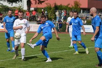 Kein Durchkommen für Treuen: Ellefelds Torschütze Albert Löser (Mitte) schlägt hier den Ball vor dem Treuener Luca Jung weg, rechts daneben der ebenfalls erfolgreiche Markus Möckel.