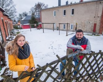 Sascha Flechsig, der den Landwirtschaftsbetrieb Fauna in Schönheide betreibt, plant den Bau eines Schlachthauses in einer ehemaligen Bürstenfabrik. Das Gebäude (rechts) war zuletzt ein Wohnhaus. Freundin Jessica Meier unterstützt sein Vorhaben. 