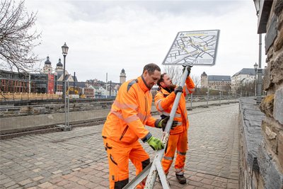 Stefan Kießling (links) und Christian Meinel vom städtischen Bauhof haben am Freitag fünf Wegweiser als Orientierungshilfe aufgestellt.