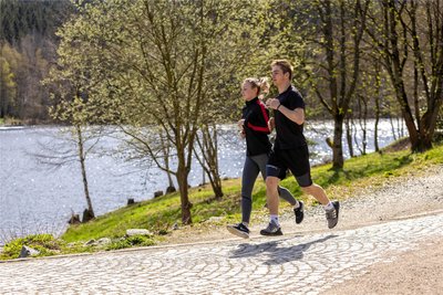 Niklas Schütz und Charlott Schimmel nutzen das herrliche Wetter für eine Trainingseinheit rund um die Talsperre Falkenstein.