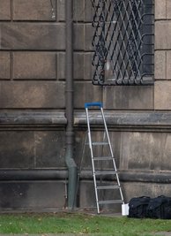 Am Fenster: Juwelendiebe durchtrennten am 25. November 2019 die Gitterfenster des Grünen Gewölbes am Residenzschloss Dresden. 