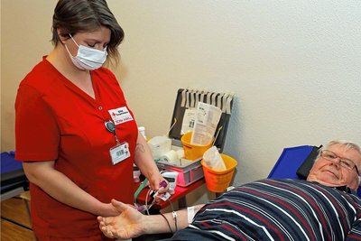 Peter Schreiber aus Steinpleis hat diese Woche zum 125. Mal Blut gespendet. Betreut wurde er dabei in der Erich-Glowatzky-Halle Fraureuth von Karola Wiese vom DRK-Blutspendedienst.