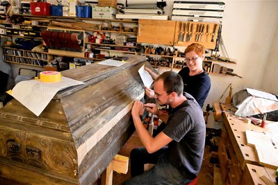 Anja Bachmann und Heinrich Brockmann sind derzeit mit der Restaurierung von Särgen aus der Gruft des Mausoleums befasst.