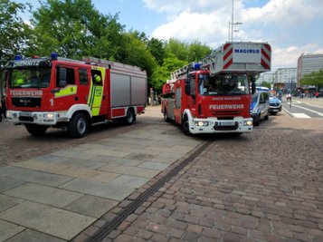 Die Feuerwehr war mit mehreren Fahrzeugen angerückt.