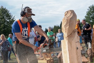 Ein Bild aus der Vor-Corona-Ära: 2018 zeigte Mathias Kämpfer beim Speedcarving in Muldenberg sein Können, inzwischen organisiert er selbst (mit Nils Golla) das Treffen der Kettensägenschnitzer.