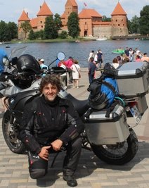 Selbst begeisterter Biker: Autor Gero Fehlhauer vor der Wasserburg Trakai Castle in Litauen bei einer Tour durchs Baltikum.