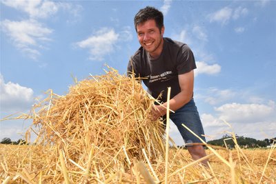 Rund um die Augustusburg ist der Getreidedrusch in vollem Gange. Thomas Lorenz aus Pockau übernimmt mit seinem Mähdrescher als Dienstleister den Drusch bei Janet Lohse. Er checkt den Kornverlust der Sommergerste.