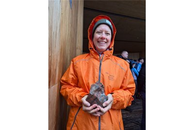 Vera Kals ist Mitglied im Radsportverein und im Organisationsteam des Kulturhauptstadtjahres in Bad Ischl. Sie übergab den symbolischen Staffelstab - einen Salzstein aus dem Salzkammergut.
