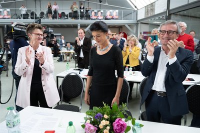 Mischt mit ihrer Partei bei der Regierungsbildung in drei Ost-Ländern mit: BSW-Chefin Sahra Wagenknecht, hier im Mai in Dresden an der Seite von Landeschefin Sabine Zimmermann (l.) und Europawahl-Spitzenkandidat Thomas Geisel.