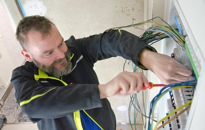 Aktuell werden Mitarbeiter (m/w/d) im Bereich Heizung/Lüftung/Sanitär, Tischler, Bodenleger sowie Bausachbearbeiter eingestellt.