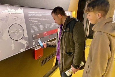 Thomas Bretschneider und Sohn Philip hatten zum Test die QR-Codes an den Schautafeln versucht. Diese werden jedoch gerade für die englischsprachigen Besucher in das System eingepflegt und sind demnächst freigeschaltet.