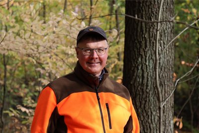 Stadtförster Reiner Freudenberg kümmert sich um rund 400 Hektar Wald. Er beobachtet, wie viele Bäume leiden und wie immer mehr Birken verschwinden.