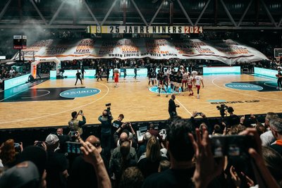 Mit einer riesigen Blockfahne feierten die Fans der Niners vor dem Spiel das 25-jährige Bestehen des Vereins. Der Schriftzug "Niners" wurde aus Namen zusammengesetzt, die in den vergangenen Jahren zum Erfolg des Clubs beigetragen haben.