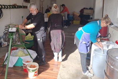 Beim Sauerkrautfest in Elterlein wurde natürlich auch wieder Sauerkraut hergestellt.