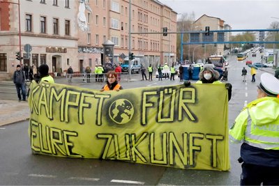 Für etwa 20 Minuten haben die Klimaaktivisten im April die Kreuzung Limbacher-/Leipziger/Reichs-/Hartmannstraße lahmgelegt. Am Freitag soll wieder eine Straße blockiert werden.