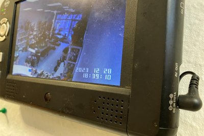 Bildschirm für die Überwachungskamera im Blumengeschäft. Die Täter kamen übers Fenster am Hintereingang und zogen gleich den Stecker am Display-Gerät. Auch das Blumengeschäft erwägt nun verstärkte Sicherheitsvorkehrungen.