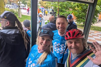 Auch vom Dauerregen ließen sich die prominenten Teilnehmer des EPR die Laune nicht verderben. Die Ex-Profis Hanka Kupfernagel, Jens Voigt und Thomas Barth bei einem kurzen Pressetermin in Bad Ischl am Freitagmorgen.