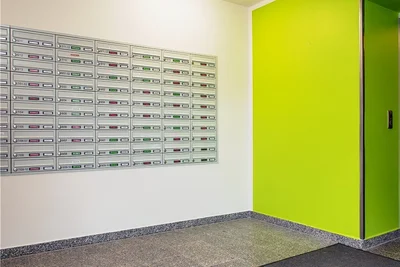 Der neu gestaltete und vergrößerte Eingangsbereich mit der Briefkastenanlage. Die Bewohner können die Post jetzt im Vorbeigehen mitnehmen.