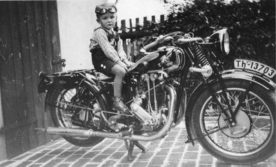 Früh übt sich. Das historische Foto zeigt den Sohn von Triumph-Mitglied Kurt Klaus auf einer Triumph STM 500. Der Clou dabei: Die Maschine ist das letzte noch erhaltene Motorrad eines Klubmitglieds. Heute steht der Oldie gut verwahrt in einer Reichenbacher Garage.