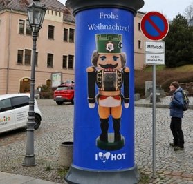 Litfaßsäulen mit Weihnachtsmotiven stehen am Altmarkt (im Bild eine von zwei), Neumarkt, beim Schützenhaus, am Kaufland und am Rosa-Luxemburg-Park. 