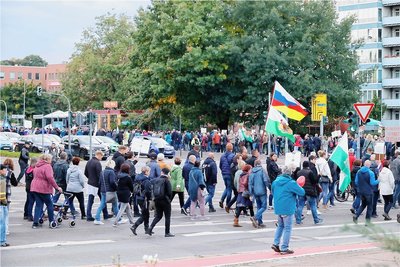 Tausende gingen am Montag in Chemnitz wieder auf die Straße. Die Teilnehmerzahl bewegte sich in etwa auf dem Niveau der Vorwoche. Dieses Mal endete der Protest nicht am Schillerplatz, von wo es er gestartet war, sondern auf der Brückenstraße vor dem Marx-Monument. 