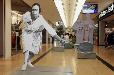 Eine lebensgroße Abbildung der jüdischen Tennisspielerin Nelly Neppach begrüßt seit Montag die Gäste in den Zwickau Arcaden. Die Ausstellung berichten von Erfolgen und der Verfolgung jüdischer Sportidole. 