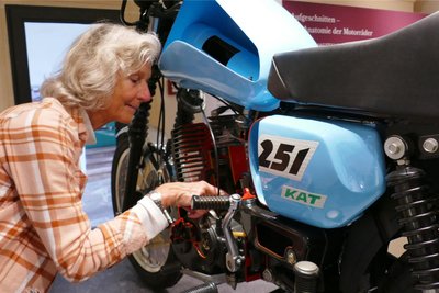 Voller Neugierde nimmt Pamela McClallend den aufgeschnittenen Motor dieser ETZ näher unter die Lupe.