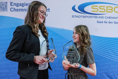 Eisschnellläuferin Zoey Trant (links) und Karate-Sportlerin Sophie Grossmann wurden gemeinsam mit der Boxerin Anhelina Guzyk (bei der Ehrung nicht anwesend) in der Kategorie Nachwuchssportlerin des Jahres ausgezeichnet.