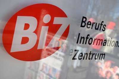 In der Arbeitsagentur Freiberg informieren Polizei und Bundeswehr über Berufe.