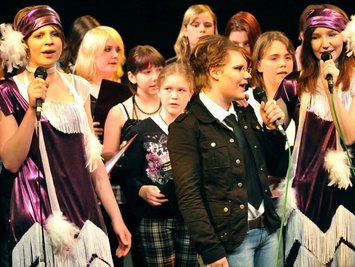 
              <p class="artikelinhalt">Das Frühlingskonzert ist eine Tradition an der Freiberger Ohainschule. Diese Woche fand es zum fünften Mal in der kleinen Bühne des Theaters statt. Zur Eröffnung sangen Marie Gentzsch, Aurelia Krombholz und Julia Rieß (v.l.) "Willkommen" aus "Cabaret". </p>
            